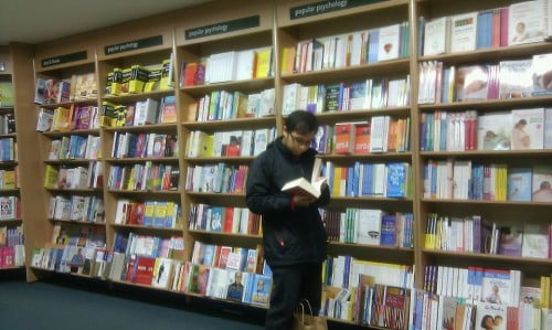 gambar melawat kedai buku